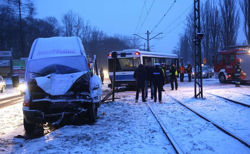 14 osób w szpitalu. Wypadek busa z autobusem w Krakowie