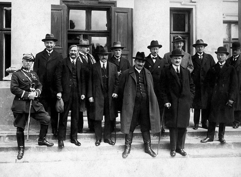 Warszawa, 11 maja 1926. Gabinet Wincentego Witosa (stoi pośrodku na najniższym stopniu)