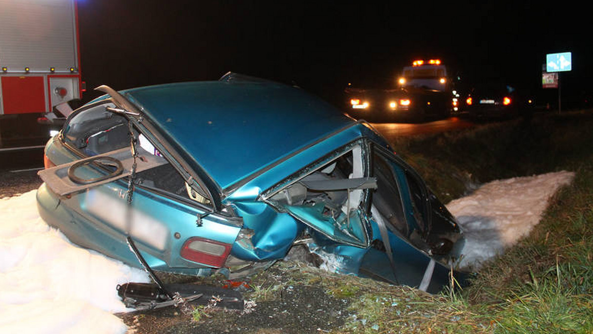 Do groźnie wyglądającego wypadku doszło w niedzielny wieczór. 19-letni kierowca hondy wypadł z drogi, wjechał do rowu i dachował - podaje "Nowa Trybuna Opolska".