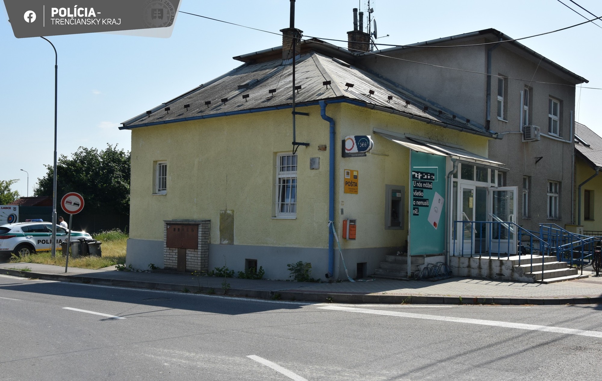 Polícia pátra po maskovaných mužoch, ktorí v Ladcoch vykradli bankomat.