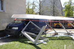 Samochód uderzył w przystanek w Warszawie: 2 osoby ranne