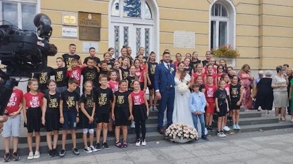 Vesna i njen suprug Goran sa mališanima koji su im ovaj dan učinili još posebnijim