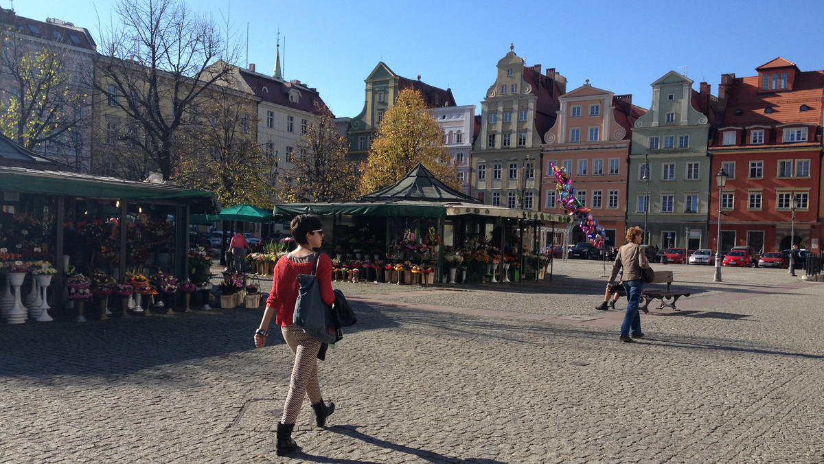 Zdaniem wielu plac Solny to najpopularniejsze miejsce we Wrocławiu, gdzie można kupić kwiaty. Róże, tulipany i słoneczniki – wystawione w białych, złotych czy zielonych wazonach – tak jest od lat. Wkrótce jednak może się to zmienić, bo zdaniem miejskiej plastyk Beaty Urbanowicz, wszystkie flakony na kwiaty powinny mieć jeden wspólny kolor, najlepiej nie biały. Kwiaciarze, którzy do pomysłu podchodzą sceptycznie pytają – kto za to zapłaci, bo jak mówią z własnej kieszeni wymiany wazonów finansować na pewno nie będą.