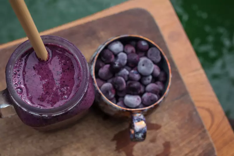 Jogurtowo-jagodowe smoothie / Getty Images / Lindsay Lou