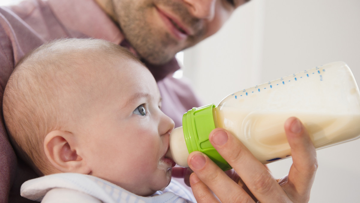 Mleko modyfikowane dla noworodka: kiedy się podaje i w jakich ilościach?