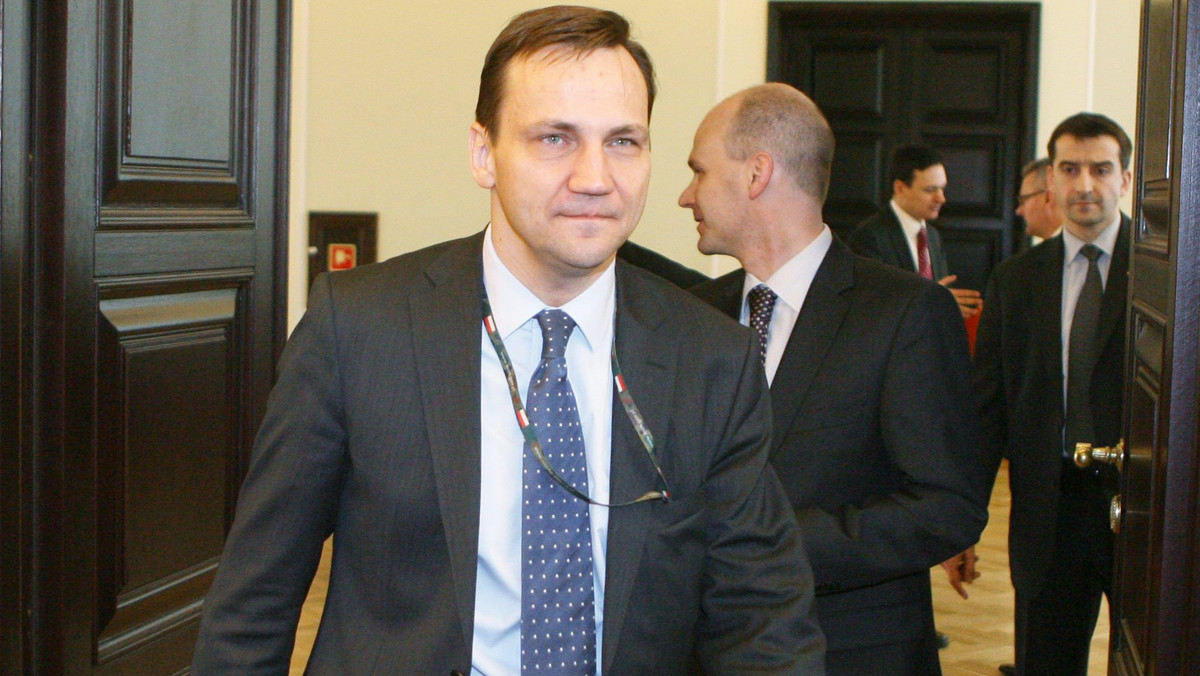 Minister spraw zagranicznych Radosław Sikorski uważa, że ewentualna reakcja na wydarzenia w Egipcie krajów UE czy USA powinna być delikatna i ostrożna. - Nasze dobre rady mogą być czasami opacznie zrozumiane - zaznaczył. To sami Egipcjanie muszą znaleźć rozwiązanie - mówił.