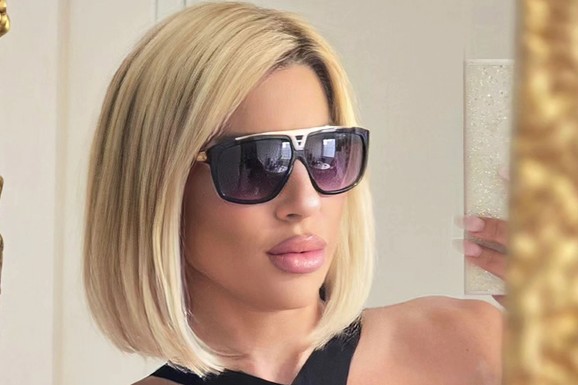 Jovana Jeremić U TANGA FARMERKAMA ŠETA DORĆOLOM, a gore nosi providnu majicu bez brusa! Popustile joj kočnice, niko ne zna gde pre da gleda