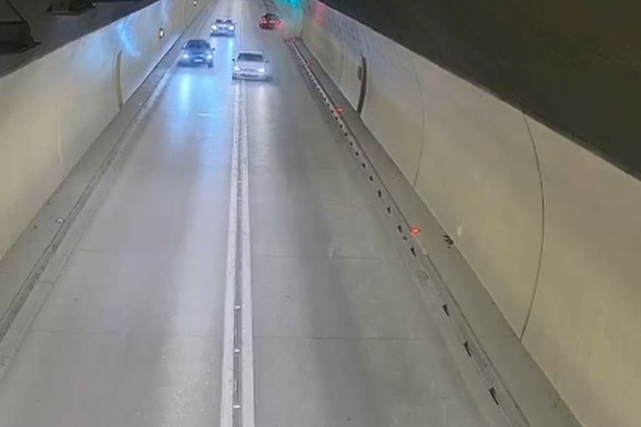 (VIDEO) KAMIKAZA NA PUTU Mladić (22) velikom brzinom jurio kroz tunel u Crnoj gori, preticao po DUPLOJ PUNOJ: Za dlaku izbegnuta tragedija