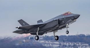 Takiego spotkania jeszcze nie było. F-35 kilkadziesiąt metrów od Su-57!