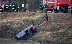 W aucie wyłowionym z rzeki znaleziono zaginione nastolatki. Prokuratura wszczęła śledztwo