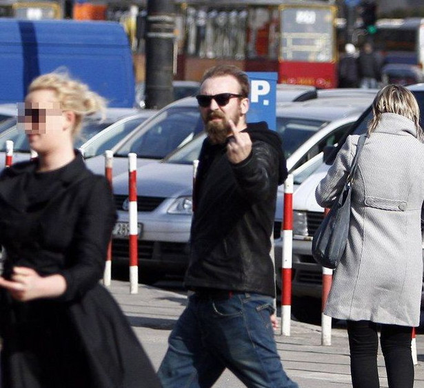 Gwiazdor serialu "Usta usta" pokazał publicznie obraźliwy gest