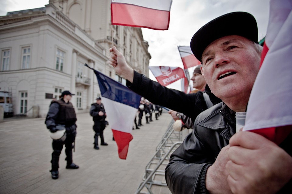 Zwolennicy PiS przed pałacem, fot. Maciej Stankiewicz