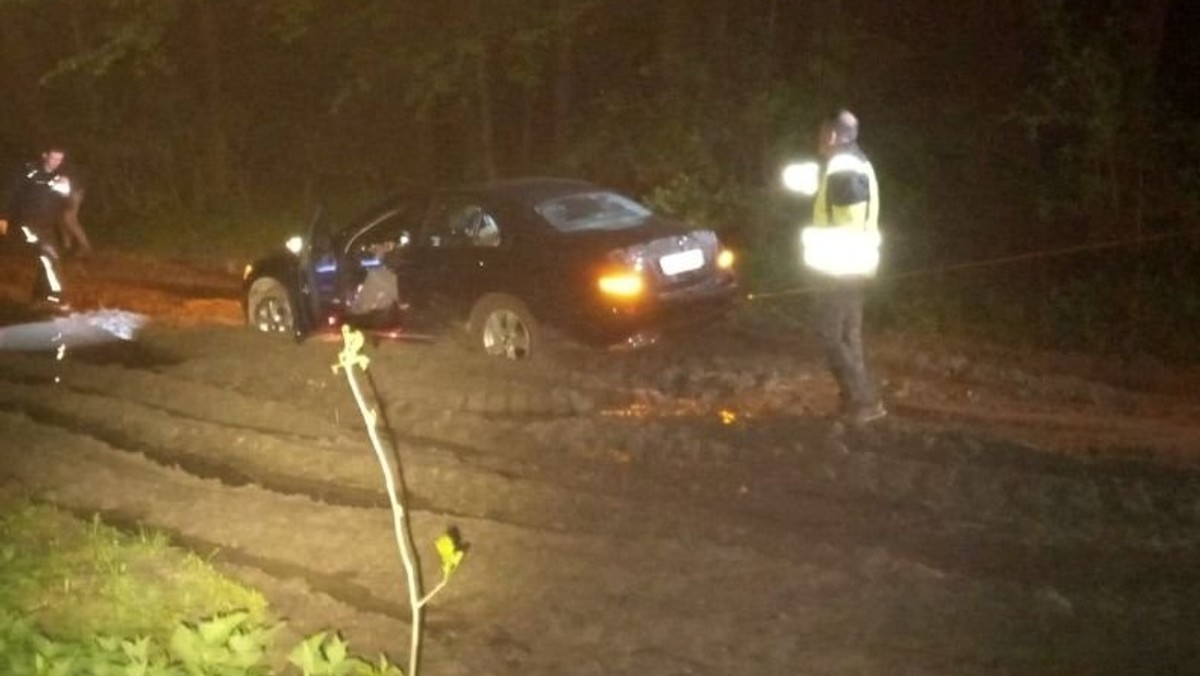 Francuzi utknęli w polskim lesie. Auto samo wezwało policję