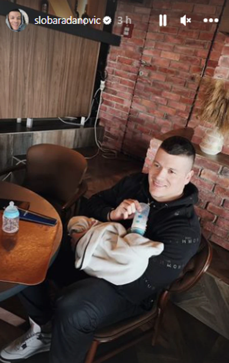 Sloba Radanović hrani sina Damjana