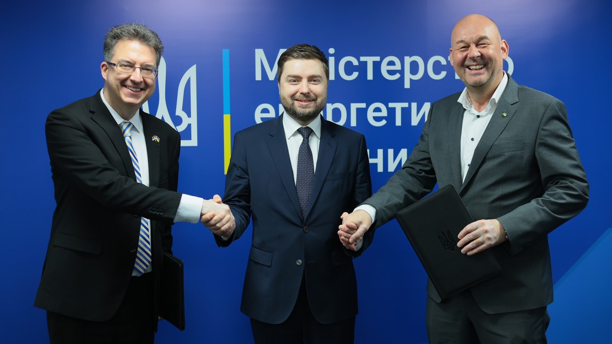 Andon Sapundži, ambasador Republike Srbije u Ukrajini; Anatolij Kucevol, zamenik ministra energetike Ukrajine; i Auke Lutsma, stalni  predstavnik UNDP-a u Ukrajini