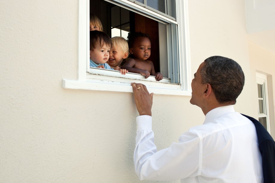 Obama wita się z małymi dziećmi