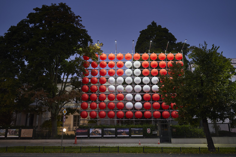 Instalacja przed ambasadą Szwajcarii