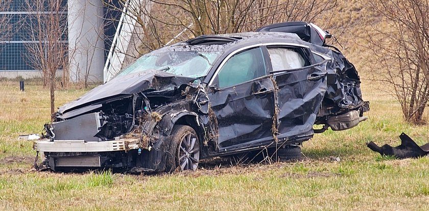 Horror przy autostradzie pod Brwinowem. Auto koziołkowało 60 metrów!