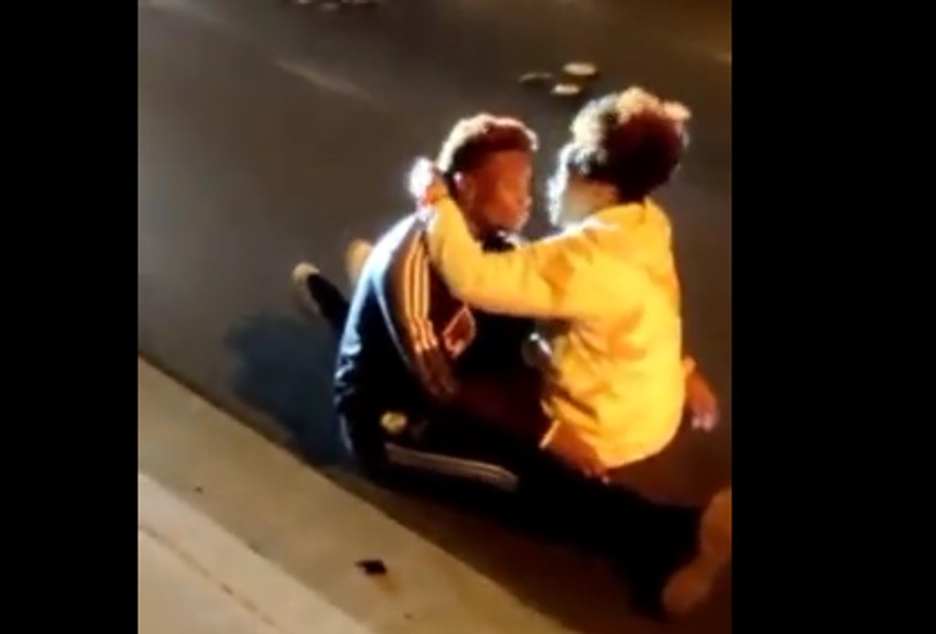 NFL igrač sedi na ulici i plače dok gleda automobil u kom je izgorela Srpkinja Tina koju je udario