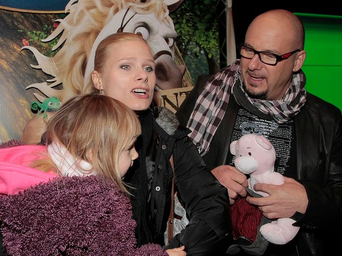 Anna Głogowska; Piotr Gąsowski. Tancerka „Tańca z Gwiazdami” i prowadzący telewizyjne show są razem od kilku lat i mają córeczkę w wieku przedszkolnym. Łączy ich uczucie, dziecko, ale nie obrączka.