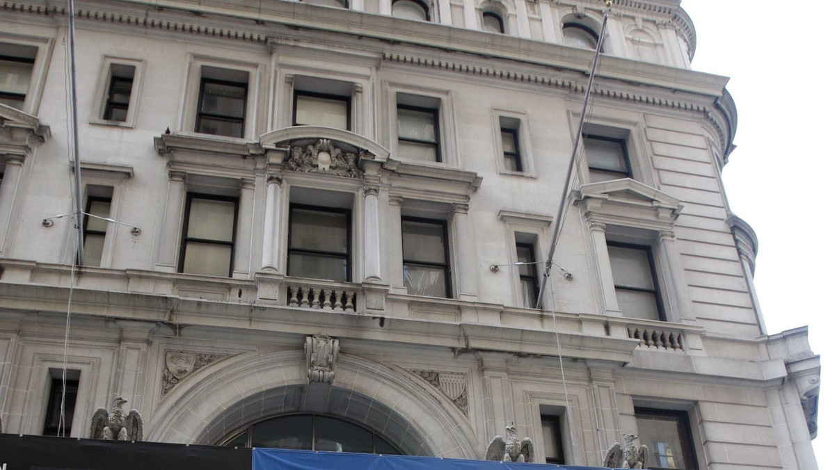 Budynek Empire Building na Manhattanie, gdzie tymczasowo przebywa były już szef MFW oskarżony o próbę gwałtu Dominique Strauss-Kahn, od niedawna cieszy się wielkim zainteresowaniem wśród turystów i gapiów, gromadzących się pod apartamentowcem przez całą dobę.