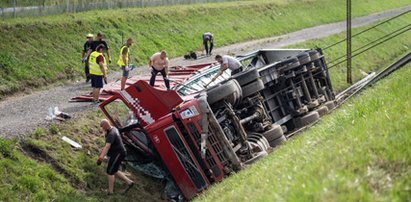 Groźnie wyglądający wypadek na autostradzie A1. Ciężarówka wylądowała w rowie