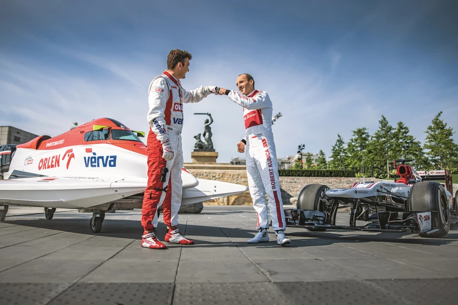 Zasady w ściganiu się łódką na wodzie i na torze F1 są niemal identyczne. Nawet do setki pojazdy potrzebują tyle samo czasu – 2,2 sekundy. Dlatego żeby popularyzować F1 H20, Marszałek ścigał się z jadącym bolidem wzdłuż Wisły Robertem Kubicą