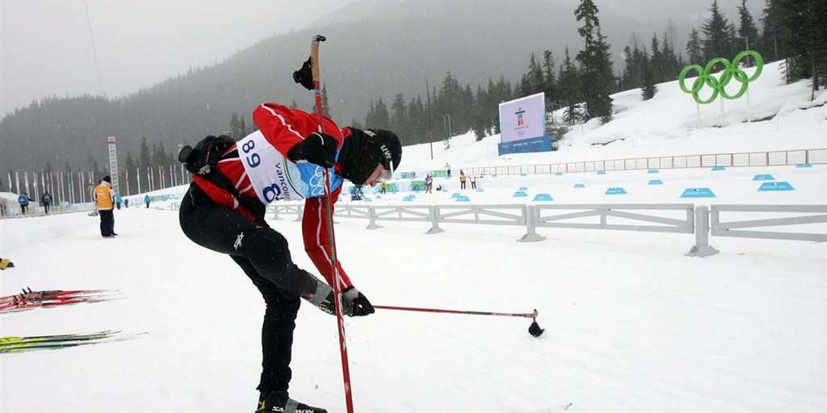 Serwismeni Justyny Kowalczyk szykują jej narty na biego po złoto