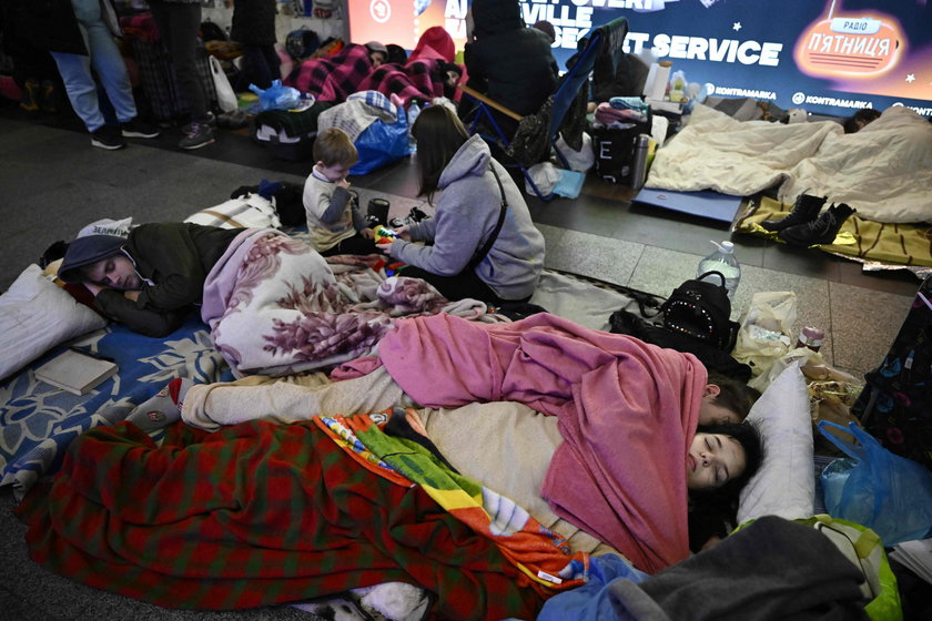 Metro w Kijowie budowano tak, by w razie czego mogło posłużyć za schron. W tej chwili kryje się tam nawet 15 tysięcy osób. 