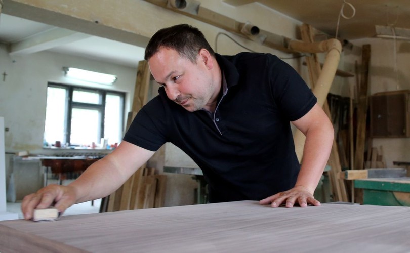 W warsztacie stolarskim Krzysztofa Gaury powstają meble, które będą stanowić wyposażenie apartamentu papieskiego podczas Światowych Dni Młodzieży