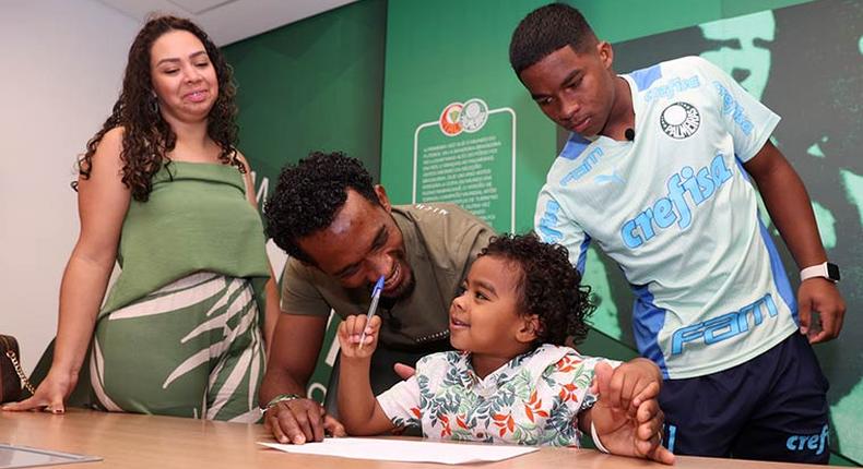 Lavinia, la sœur d'Endrick, son père Douglas, son frère Noah et Endrick le jour où il a signé son contrat avec Palmeiras