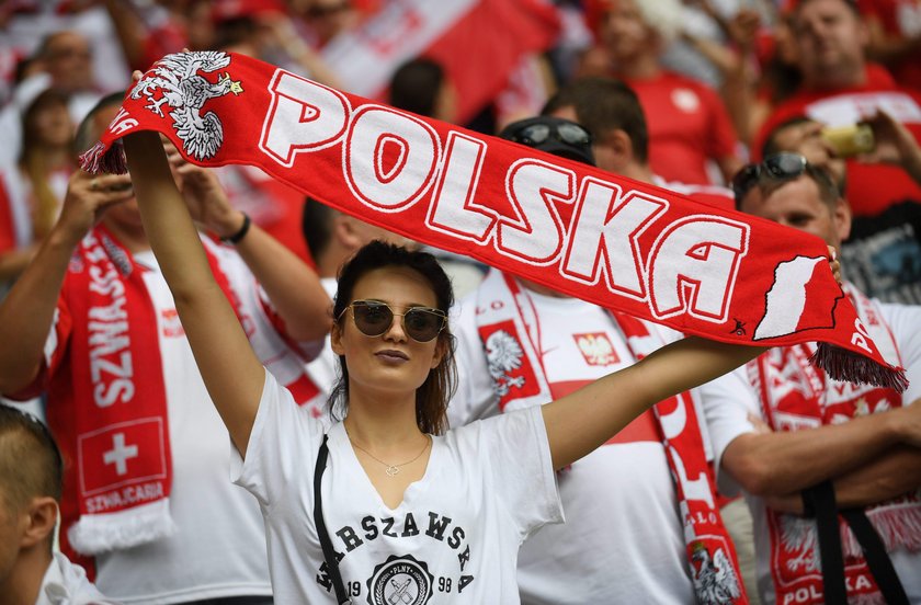 Piękne fanki na trybunach meczu Polska - Szwajcaria. GALERIA