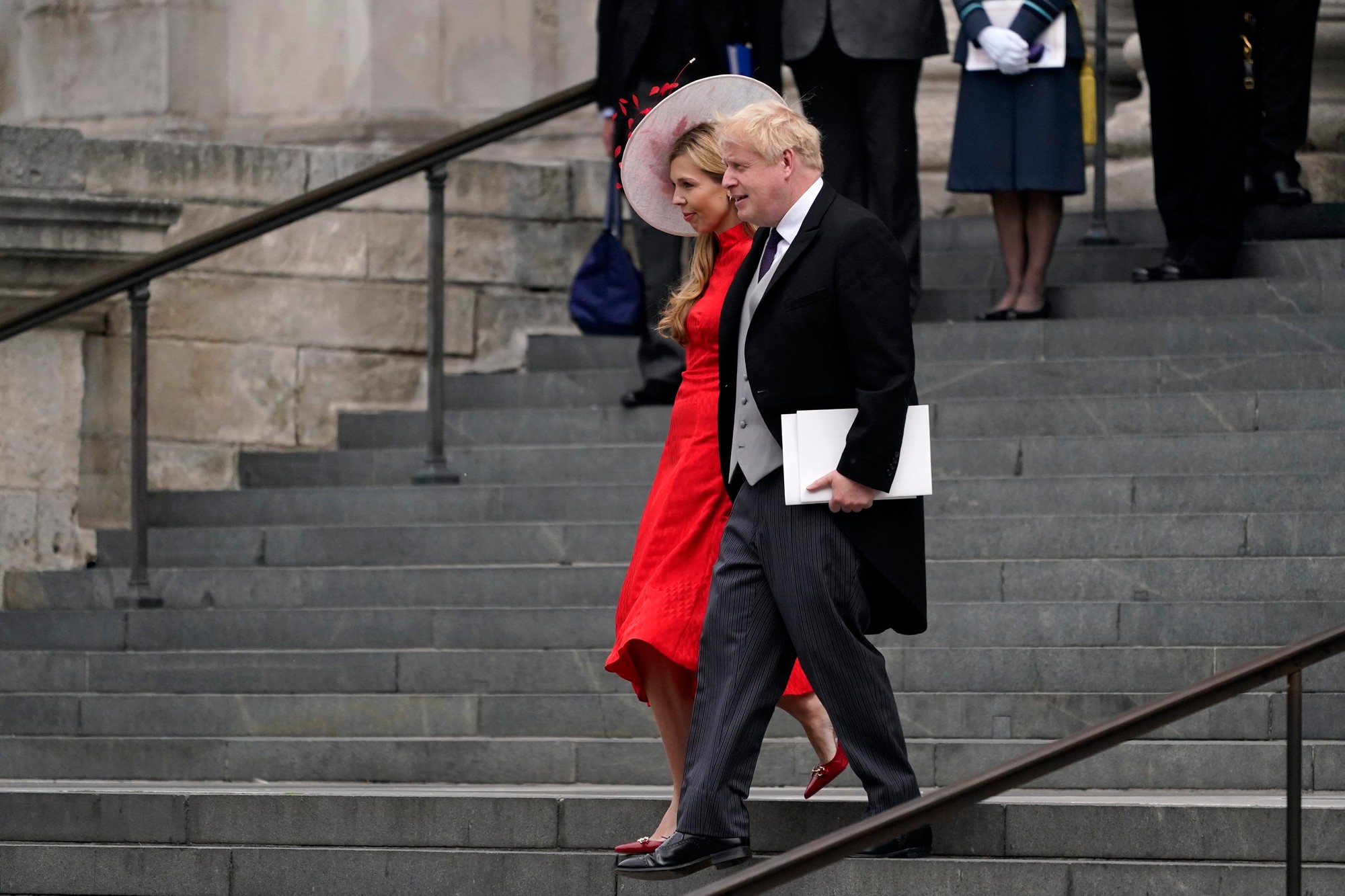 Britský premiér Boris Johnson s manželkou pred ďakovnou bohoslužbou platinového jubilea v londýnskej Katedrále sv. Pavla.