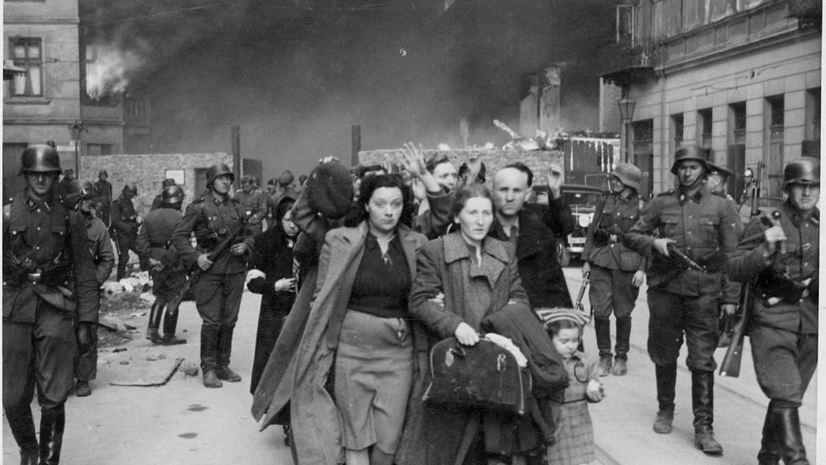 Po powstaniu w getcie. Fotografia z Raportu Stroopa. Oryginalny niemiecki podpis: „Siłą wydobyci z bunkrów