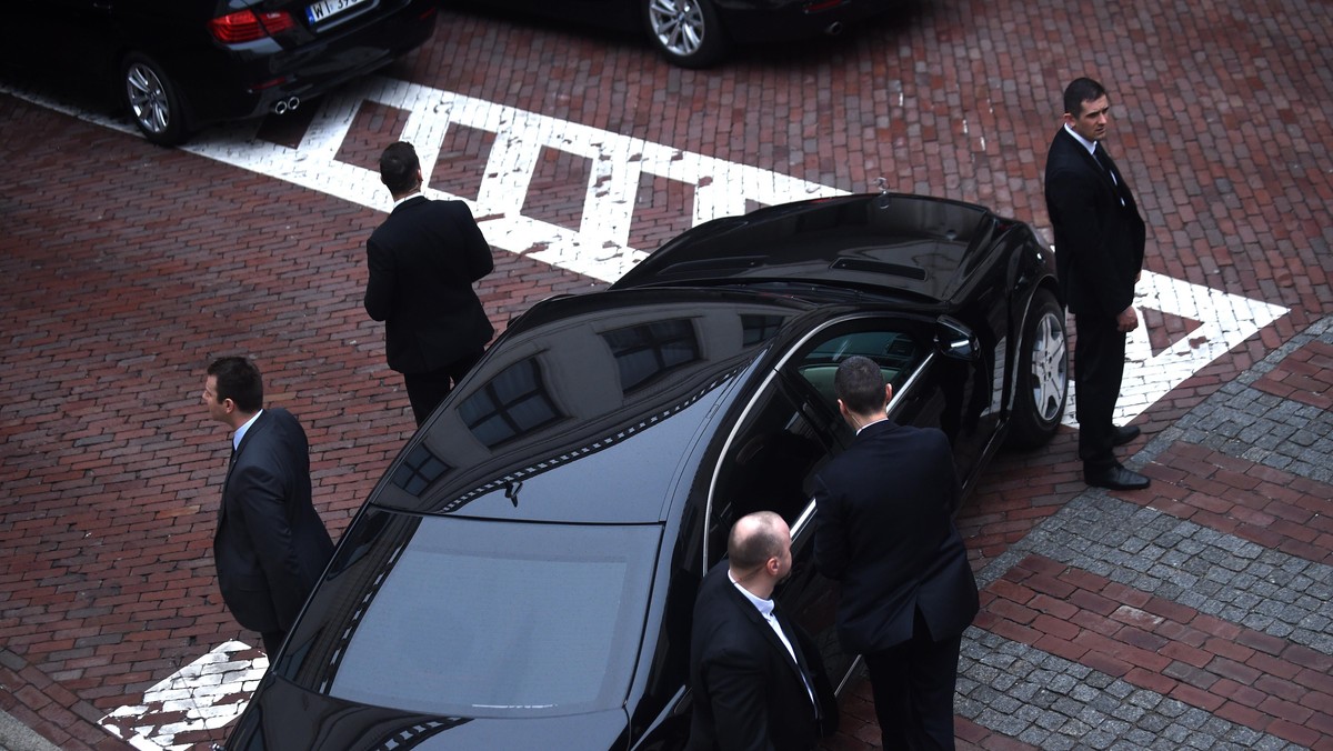 premier Beata Szydlo w otoczeniu BOR opuszcza gmach Sejmu.