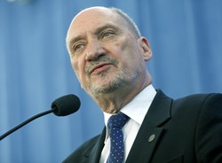 Macierewicz podpadł w PiS. Przyjął audyt na zapleczu sklepu