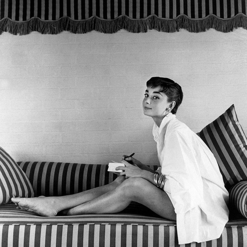 Audrey Hepburn fotografovaná Markom Shawom v jej byte v Beverly Hills. (1953). 