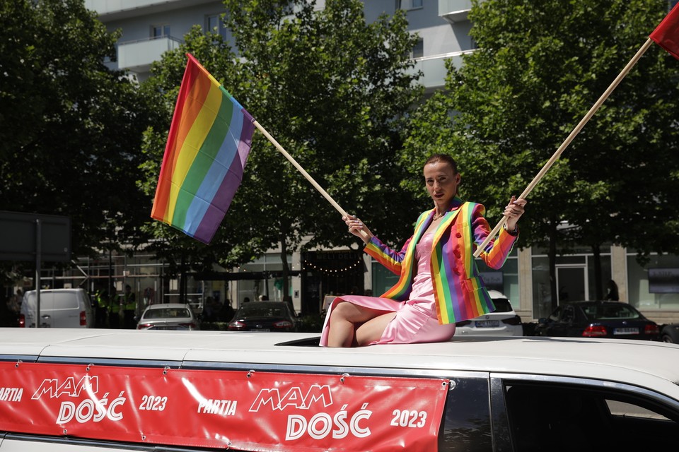 Parada równości w Warszawie, na fotografii Marianna Schreiber, założycielka partii Mam Dość i żona posła PiS Łukasza Schreibera