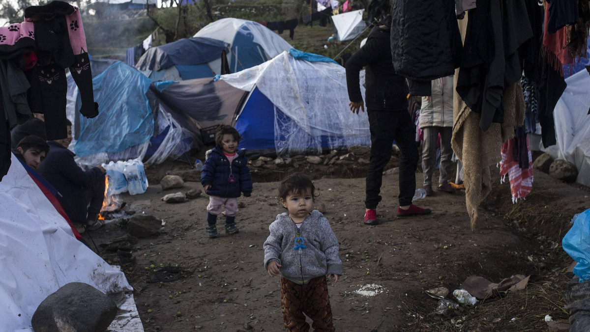 By powstrzymać przedostawanie się nielegalnych migrantów z Turcji na greckie wyspy, rząd Grecji zamierza umieścić na morzu pływające bariery z tworzywa sztucznego - powiedział dziś w telewizji informacyjnej Skai minister obrony Nikos Panagiotopulos.