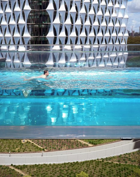 Słynny przezroczysty basen Sky Pool między blokami gotowy