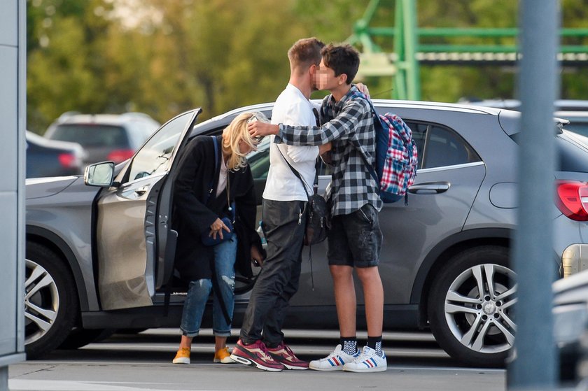 Adam Sztaba z rodziną na lotnisku