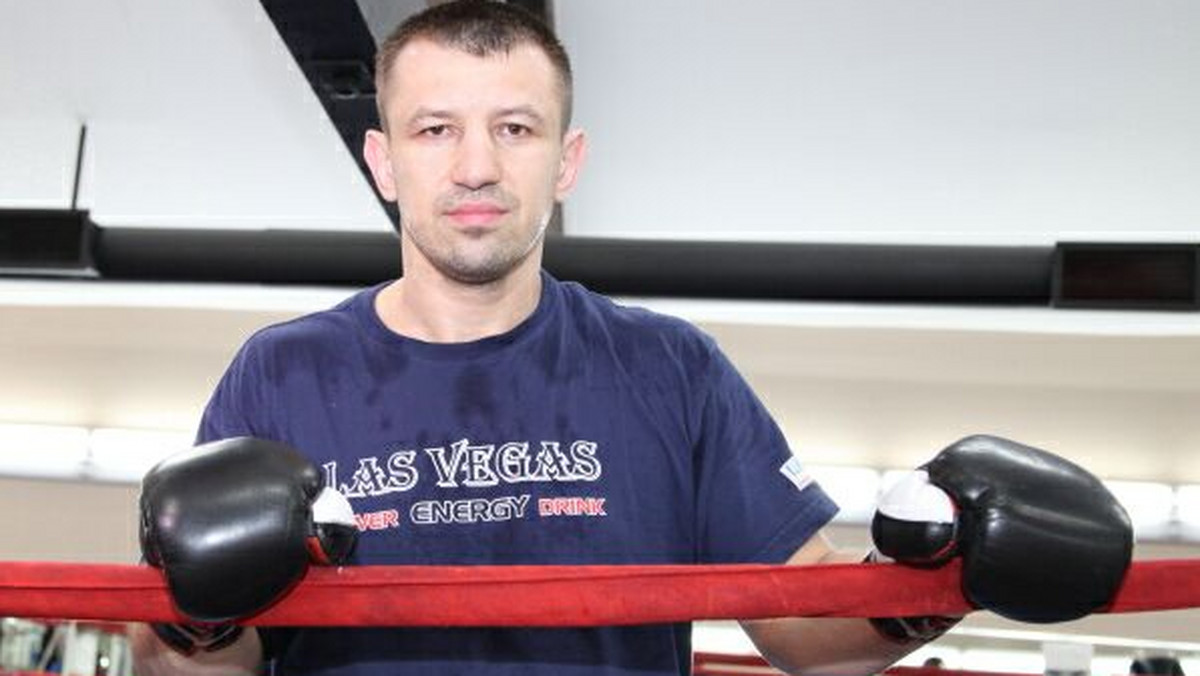 Eddie Chambers (39-4, 21 KO) najwyraźniej nadal nie może wybaczyć Tomaszowi Adamkowi (49-3, 29 KO) punktowej porażki z czerwca 2012 roku. Wczoraj nazwisko "Górala" po raz kolejny padło podczas Twitterowych rozważań "Szybkiego" Eddiego.