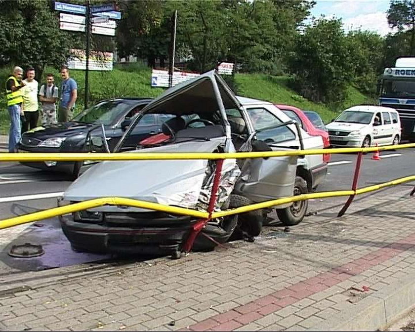  Auto wjechało w przystanek! FOTO