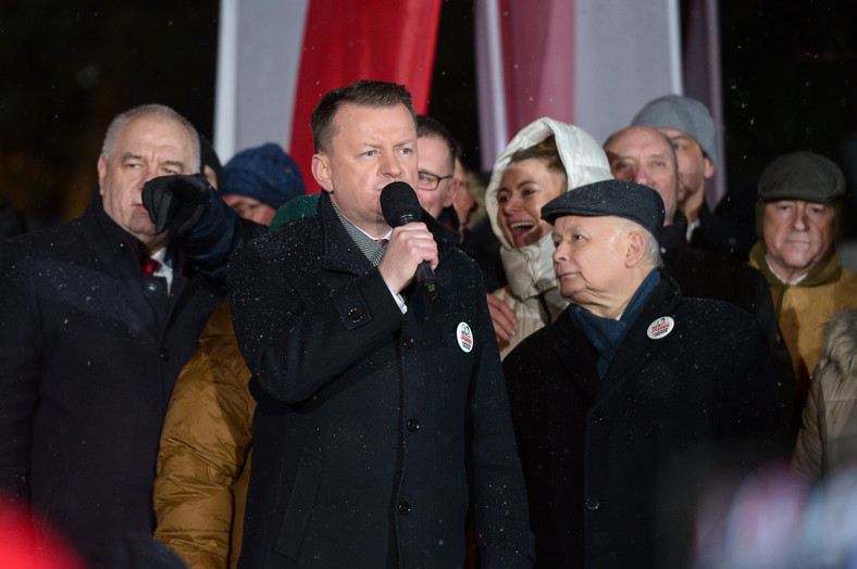 Mariusz Błaszczak i Jarosław Kaczyński podczas manifestacji 11 stycznia 2024 r.