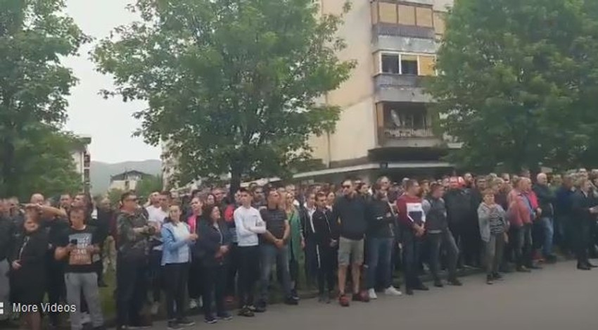 Građani ispred Osnovnog suda u Nikšiću