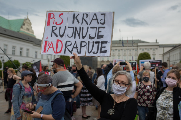 Protesty przeciw PiS w Warszawie