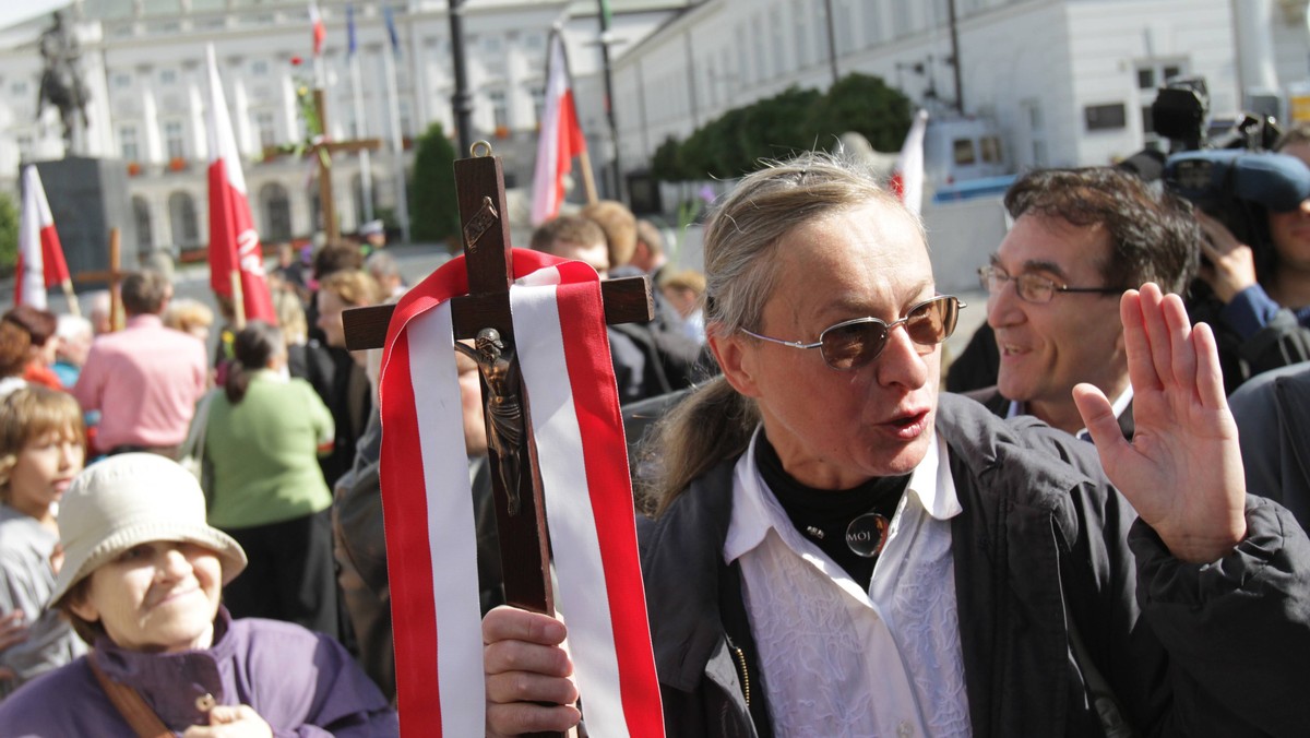 — Wypowiadam się w słowie Adama Mickiewicza: mam na imię milion, bo cierpię za miliony. I ja też kiedyś oddałam Panu Bogu swoje życie za Polskę i Polaków — mówi Onetowi Joanna Burzyńska znana jako Joanna od Krzyża. Najwierniejsza obrończyni krzyża smoleńskiego, której w 4. rocznicę katastrofy osobiście dziękował prezes PiS Jarosław Kaczyński.