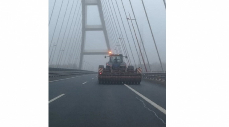 Traktorral hajtott az autópályán /Fotó: Police.hu