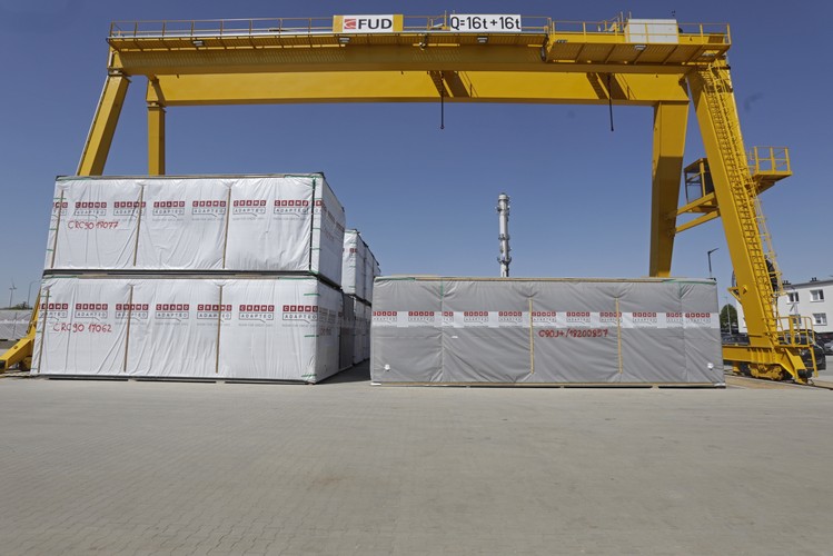 Gotowe moduły transportowane są na miejsce budowy, gdzie składa się z nich domy, jak z klocków lego.  
<br><br>
fot. (nlat) PAP/Artur Reszko