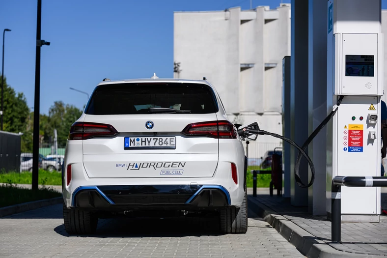 Pokonanie 100 km BMW iX5 Hydrogen kosztuje 76-90 zł
